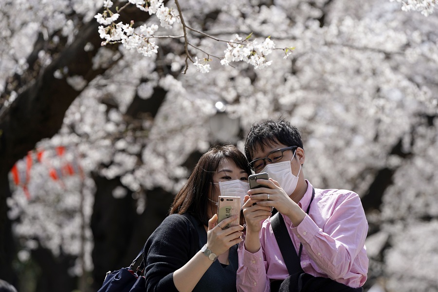 Άνθισαν οι κερασιές στην Ιαπωνία, αλλά οι άνθρωποι μπορούν να τις κοιτούν μόνο από μακριά
