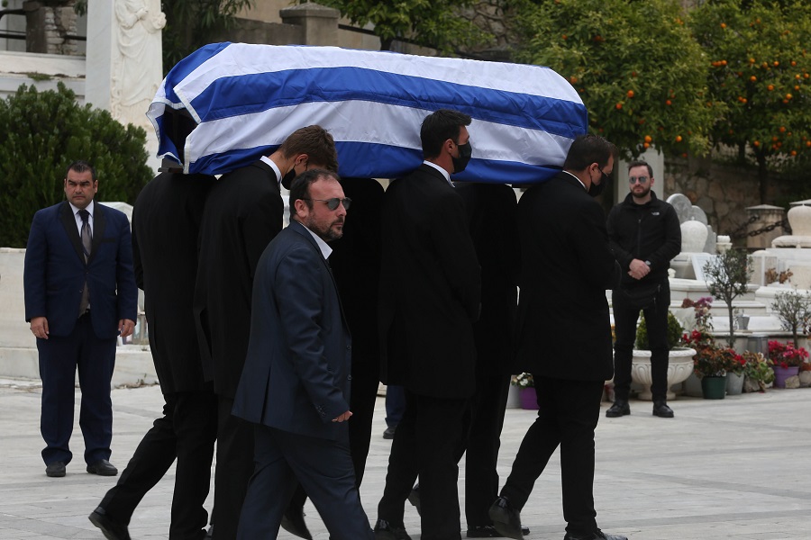 Κηδεύεται ο Μανώλης Γλέζος – Μεσίστια η σημαία στην Ακρόπολη και τη Βουλή