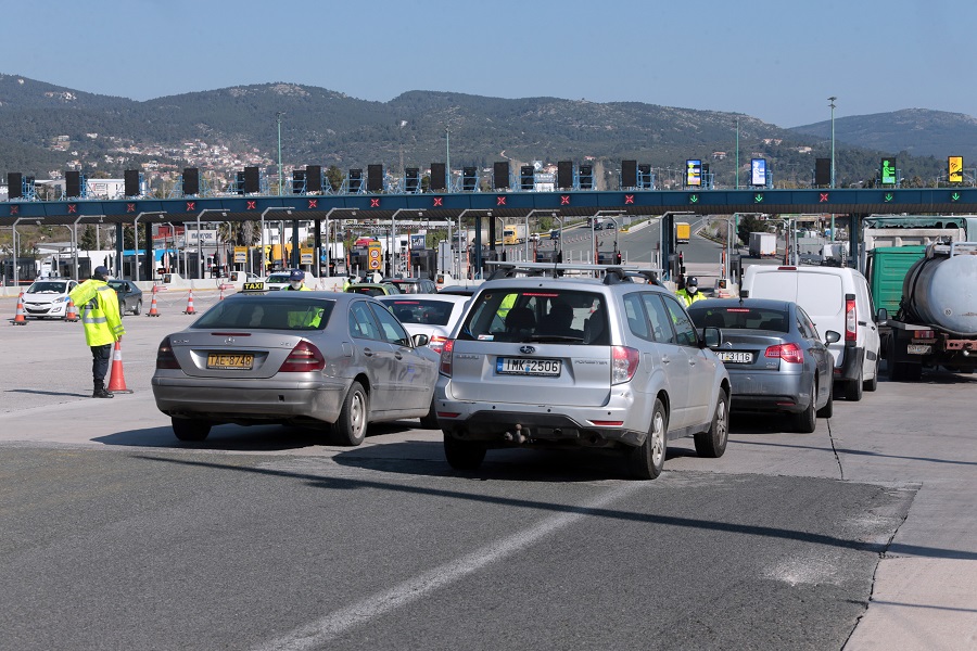 Μεγάλη έξοδο οχημάτων από την Αθήνα καταγράφουν οι σταθμοί των διοδίων