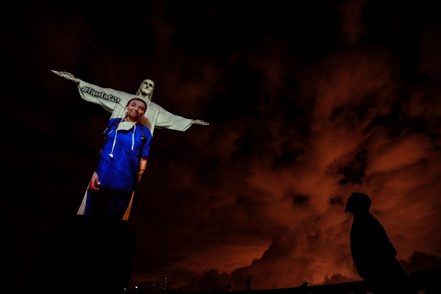 Το άγαλμα του Χριστού στο Ρίο φωτίστηκε με πορτραίτα υγειονομικών (Βίντεο)