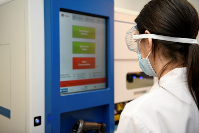 ΕΛΠΕ: Προσφορά υπερσύγχρονου συστήματος μοριακής διάγνωσης για τον κορωνοϊό στο «Αττικόν»