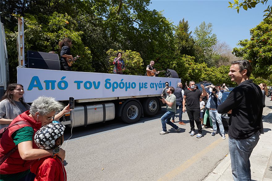 Οι μελωδίες της Άλκηστις Πρωτοψάλτη έβγαλαν μέχρι και τον πρωθυπουργό από το γραφείο του στο Μαξίμου (βίντεο)