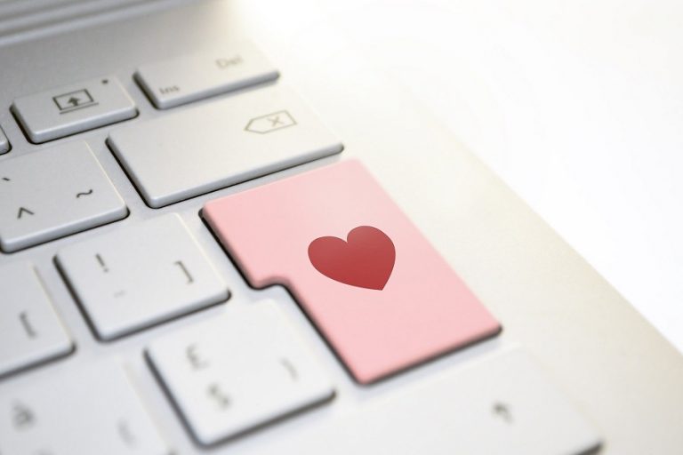 Ο κορωνοϊός έχει πάει στα ύψη το online dating