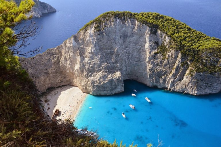 Σουηδικό τουριστικό περιοδικό εξυμνεί τα ελληνικά νησιά εν μέσω κορωνοϊού