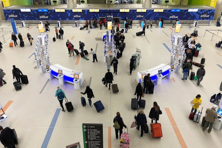 Τα ευρωπαϊκά αεροδρόμια ζητούν «έκτακτα» μέτρα για αντέξουν τις επιπτώσεις της πανδημίας