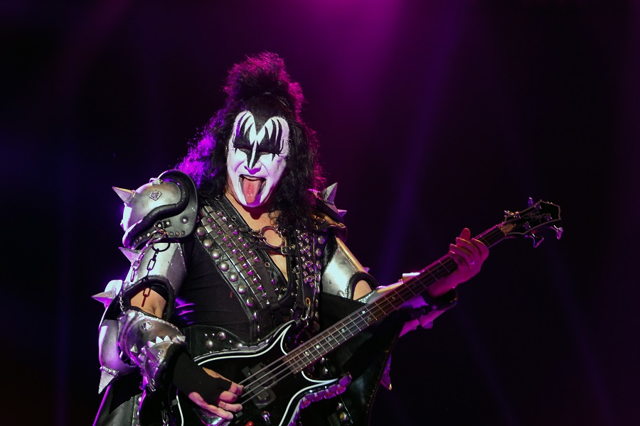 KISS: Ο Τζιν Σίμονς εκπαιδεύει… τους θαυμαστές του για τη χρήση μάσκας