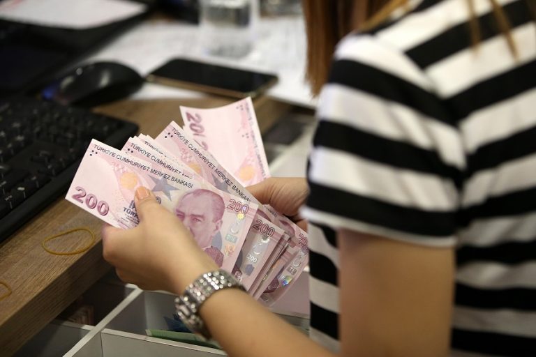 Η Τουρκία προχωρά σε περαιτέρω μείωση επιτοκίων και η λίρα «βουτά» σε νέο ιστορικό χαμηλό