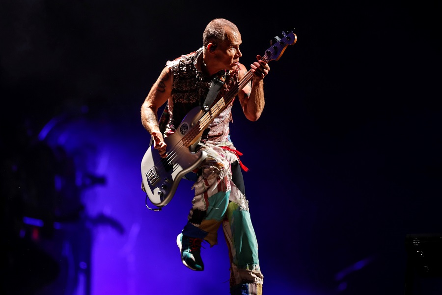Ο Flea κυκλοφορεί δύο νέα τραγούδια στη μνήμη του Ρίβερ Φίνιξ