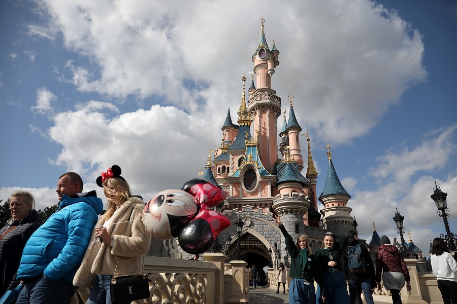 Σε mega εμβολιαστικό κέντρο μετατρέπεται η Disneyland στο Παρίσι