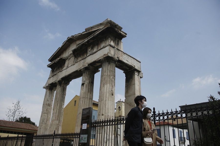 Πώς σχολιάζουν τα διεθνή ΜΜΕ την έναρξη της τουριστικής σεζόν στην Ελλάδα