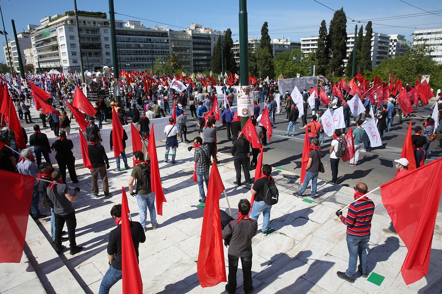 Ολοκληρώθηκε η πορεία για την Πρωτομαγιά στο Σύνταγμα παρά τις απαγορεύσεις