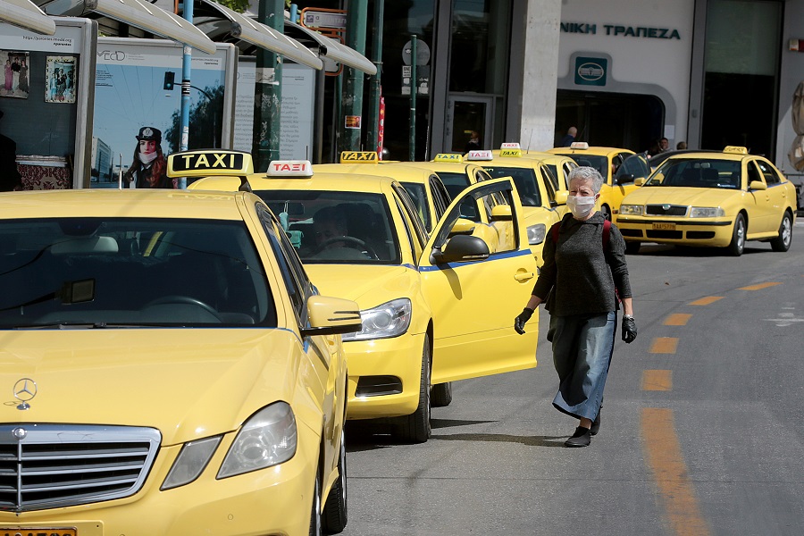 Επιτρέπεται από σήμερα η μεταφορά δύο επιβατών σε ταξί και ΙΧ- Οι εξαιρέσεις και η χρήση μάσκας