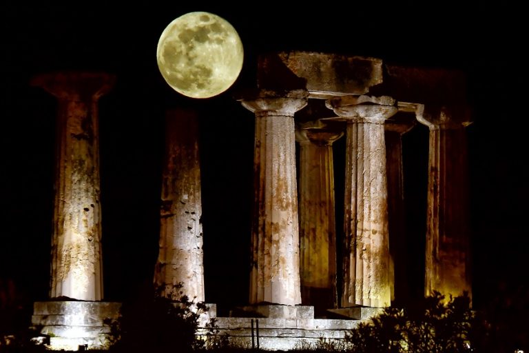 Εντυπωσιακή η τελευταία υπερπανσέληνος του 2020