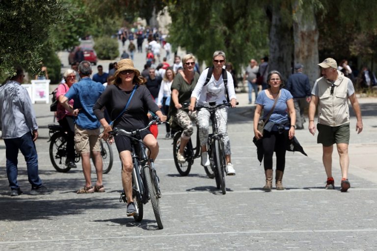 Ο πληθυσμός της Ελλάδας συνεχίζει να μικραίνει