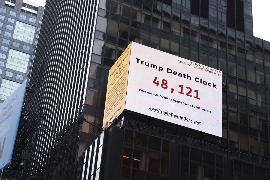 «Το ρολόι των θανάτων εξαιτίας του Τραμπ» δεσπόζει στην Times Square (Βίντεο)