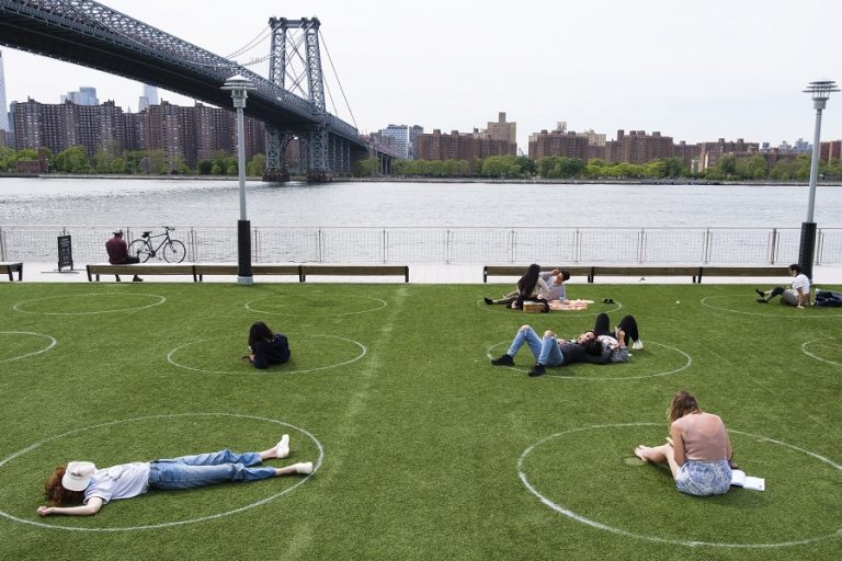 Λευκοί κύκλοι στο Domino Park της Νέας Υόρκης που διευκολύνουν την κοινωνική αποστασιοποίηση