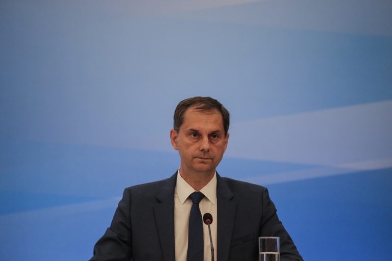Θεοχάρης στο BBC 4: Είμαστε σε συζητήσεις με τη Μ. Βρετανία για τα πιστοποιητικά εμβολιασμού