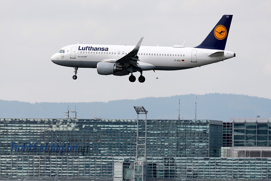 Lufthansa: Δεν θα απαιτήσουμε προς το παρόν υποχρεωτικό εμβολιασμό για Covid-19  από τους επιβάτες