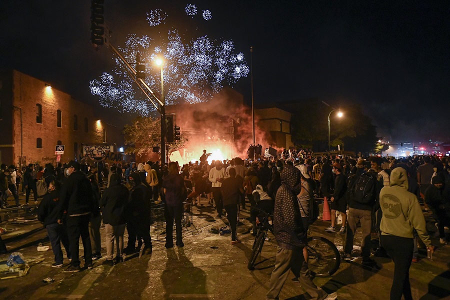 ΗΠΑ: Αστυνομικοί συνέλαβαν συνεργείο του CNN που μετέδιδε ζωντανά τις διαδηλώσεις στη Μινεάπολη