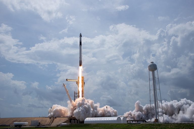 H Space Χ έγραψε ιστορία – Εντυπωσιακές φωτογραφίες και βίντεο από την επανδρωμένη αποστολή στο διάστημα