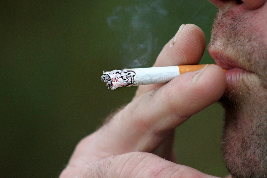 Τσιγάρο και κορωνοϊός: Τι δείχνουν τα στατιστικά για τους καπνιστές που νόσησαν