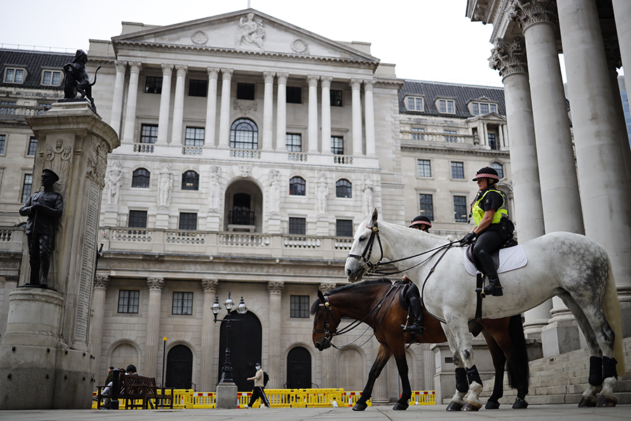 Η Τράπεζα της Αγγλίας έριξε επιπλέον 100 δισ. λίρες για να συγκρατήσει την ύφεση-ρεκόρ 300 ετών