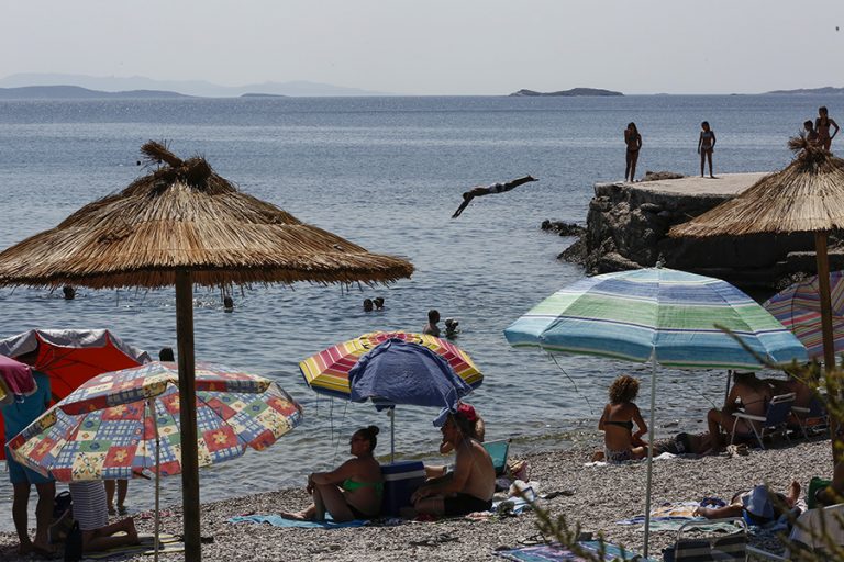 Οι 19 παραλίες στην Αττική με «Γαλάζια Σημαία»
