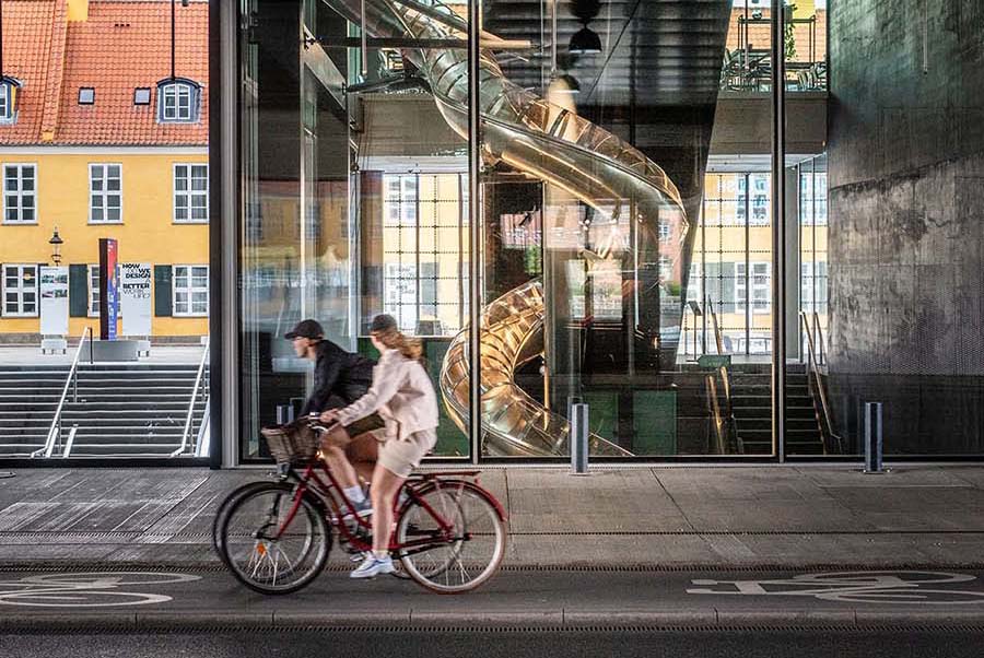 Οι επισκέπτες στο Αρχιτεκτονικό Κέντρο της Δανίας κατεβαίνουν με τσουλήθρα τους ορόφους