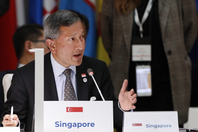 Η Σιγκαπούρη σκοπεύει να λανσάρει «βραχιολάκι» ιχνηλάτησης κρουσμάτων κορωνοϊού