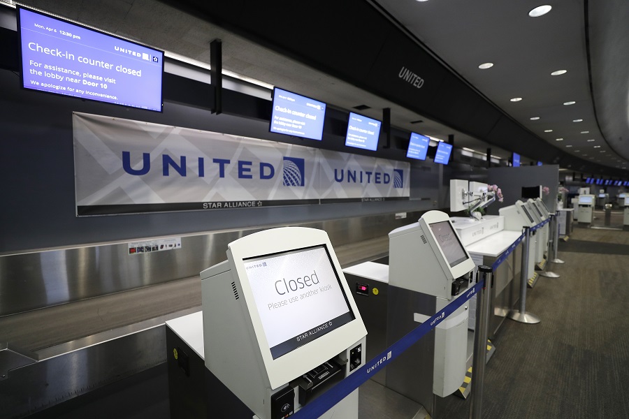 Η United Airlines θα απαγορεύει την επιβίβαση σε ταξιδιώτες που αρνούνται να φορέσουν μάσκα
