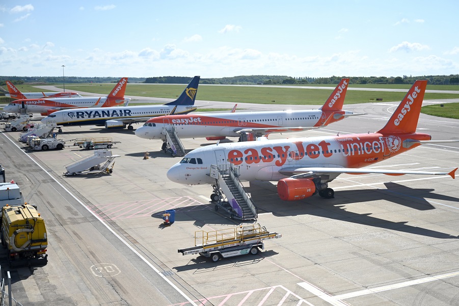Η EasyJet «κόβει» θέσεις επιβατών για να μπορεί να πετά με λιγότερο πλήρωμα