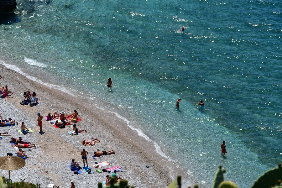 Συνεχίζονται οι υψηλές θερμοκρασίες και σήμερα- «Ανάσα» δροσιάς το Σάββατο