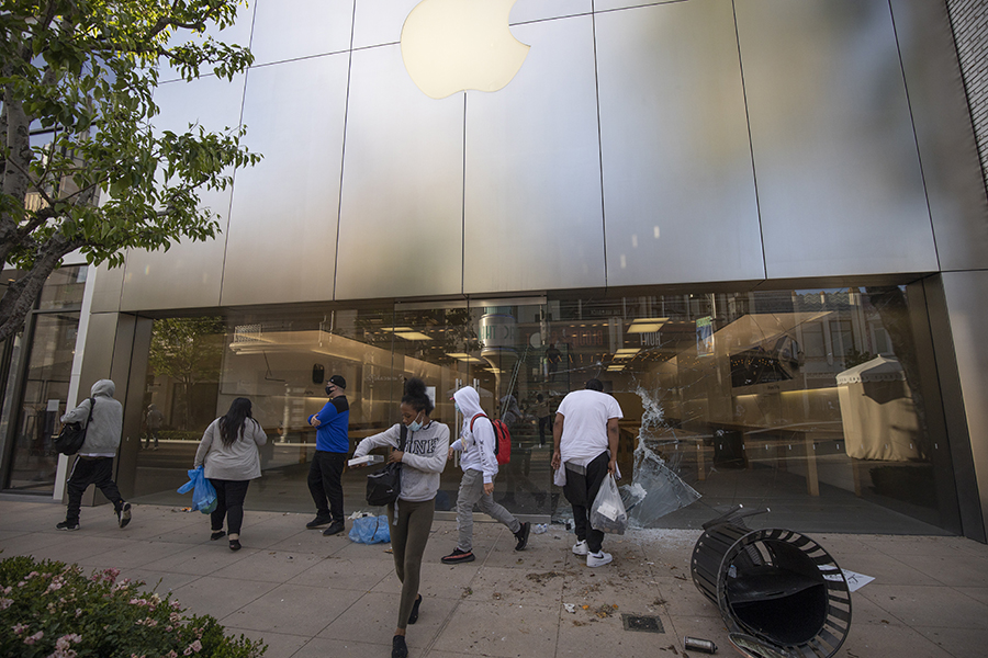 H Apple εντοπίζει τα iPhone που κλέβουν όσοι λεηλατούν τα καταστήματά της στις ΗΠΑ