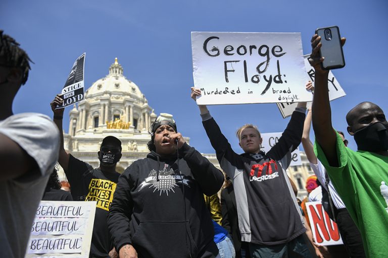 Δολοφονία Τζορτζ Φλόιντ: Φώναξε 20 φορές «δεν μπορώ να ανασάνω»
