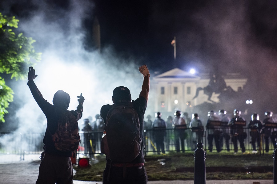 Δακρυγόνα και βία στον Λευκό Οίκο- Σε καταφύγιο φυγαδεύτηκε ο Τραμπ (Φωτογραφίες και Βίντεο)