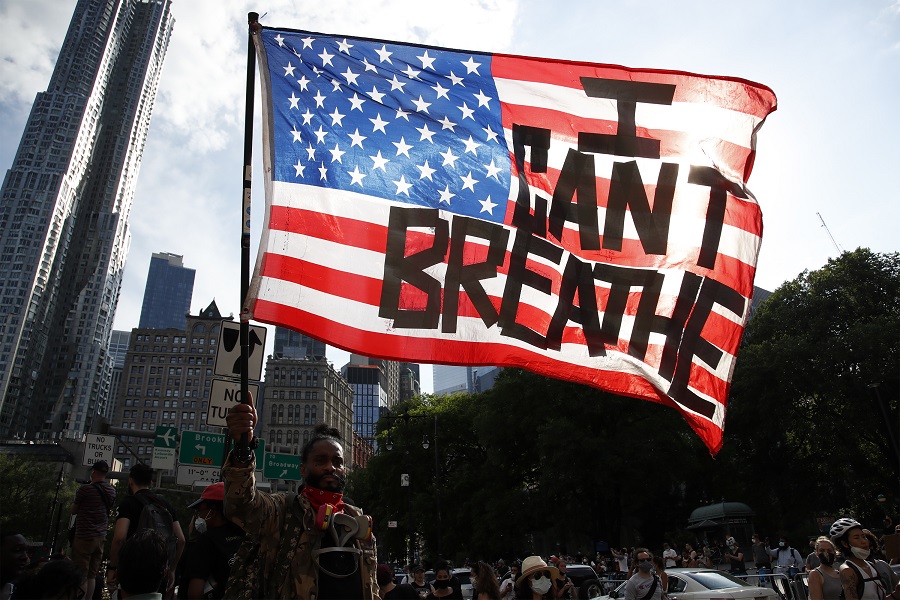 «I can’t breathe»: Το κίνημα που ένωσε τον κόσμο κατά του ρατσισμού σε εικόνες