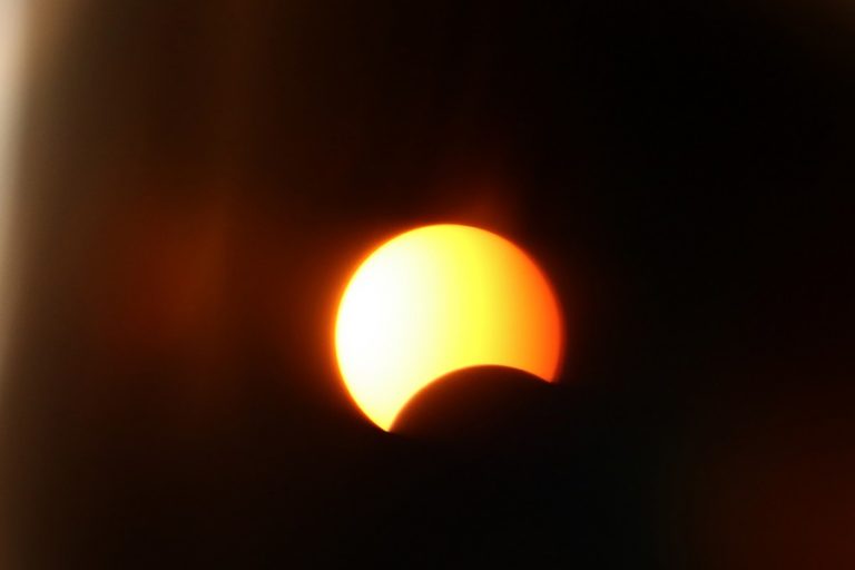 Μοναδικές εικόνες από τη δακτυλιοειδή έκλειψη Ηλίου