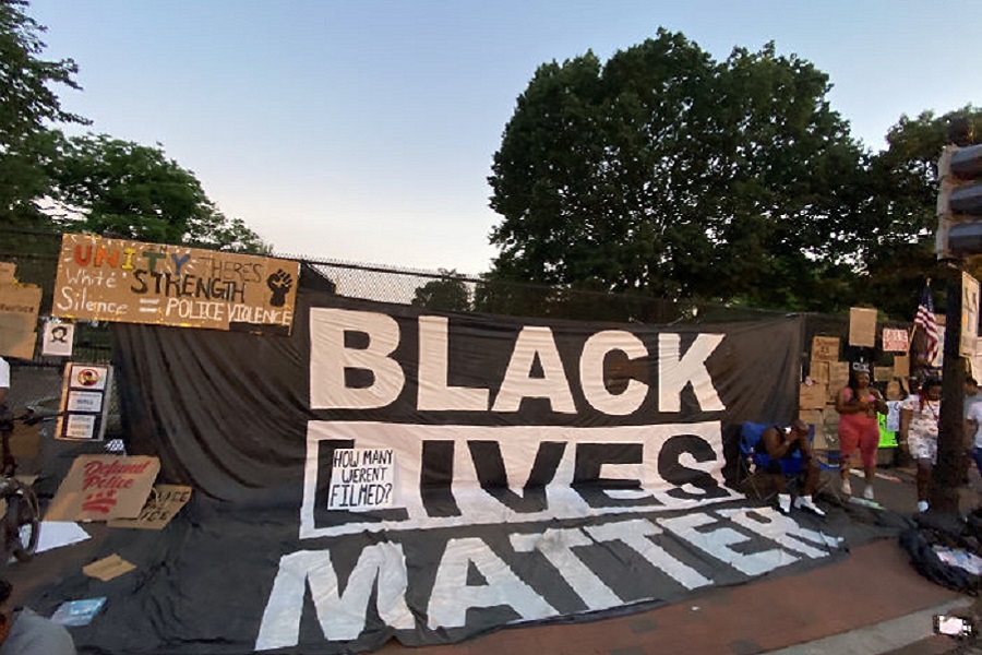 Με αφίσες νεκρών Αφροαμερικανών από αστυνομική βία καλύφθηκε ο φράχτης ασφαλείας του Λευκού Οίκου