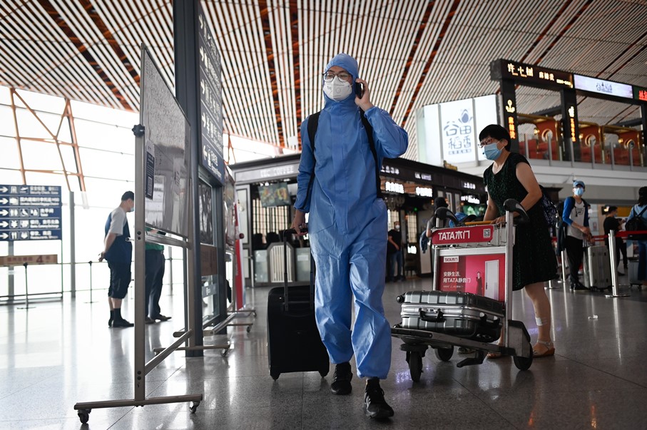 To Πεκίνο εκπέμπει ξανά SOS: Ματαιώθηκαν χίλιες πτήσεις σε αεροδρόμια, κλείνουν και πάλι τα σχολεία