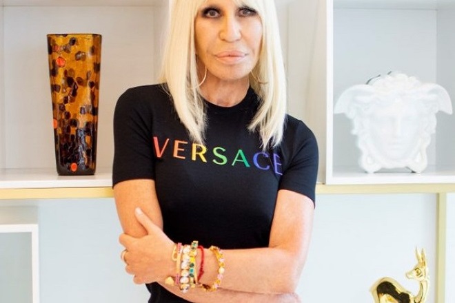 Ο οίκος Versace κυκλοφόρησε capsule συλλογή Pride 2020