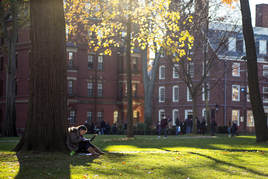 Φοιτητές του Harvard κατηγόρησαν το Ισραήλ για τη βία – Τώρα, ένα βανάκι τους ψάχνει στο campus