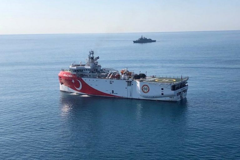 Άκρως τεταμένη η κατάσταση στο Αιγαίο – Συνεχίζει εντός της ελληνικής υφαλοκρηπίδας το Oruc Reis
