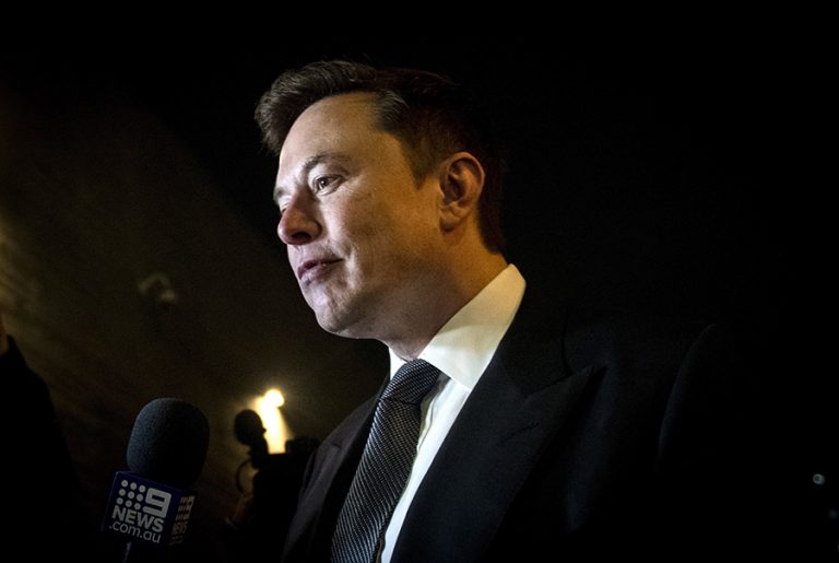O Elon Musk αποφάσισε να καταργήσει το τμήμα δημοσίων σχέσεων της Telsa