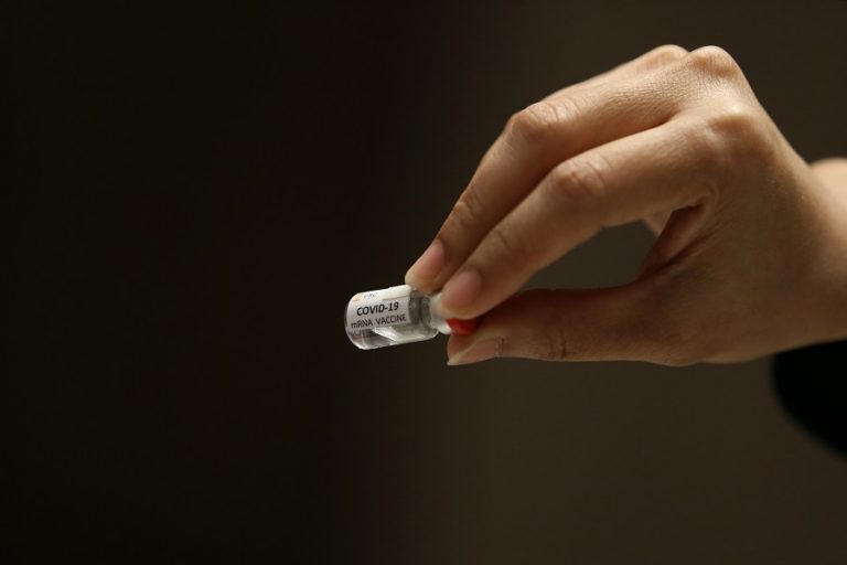 Οι πλούσιες χώρες πολύ σύντομα θα διαθέτουν πάνω από 1 δισ. δόσεις εμβολίων κορωνοϊού που δεν θα χρειάζονται