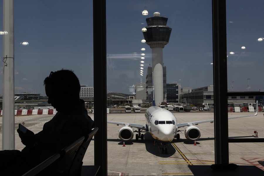 Ο κορωνοϊός «καθήλωσε» την επιβατική κίνηση στα αεροδρόμια της χώρας