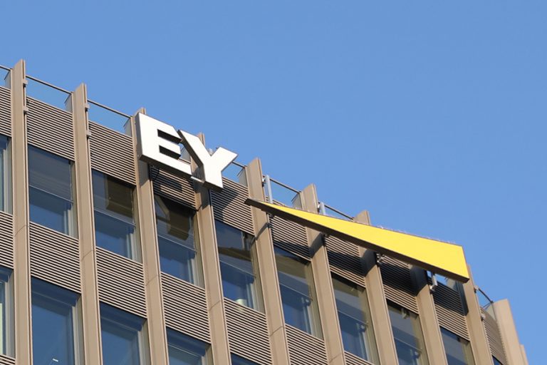 ΕΥ: Η διαφάνεια για τις επιπτώσεις της πανδημίας, κλειδί για τις εταιρικές αναφορές για το έτος 2020