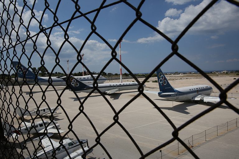 Τουλάχιστον 11 κρούσματα κορωνοϊού από το μπαράζ ελέγχων στα αεροδρόμια