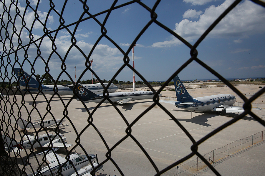 Τουλάχιστον 11 κρούσματα κορωνοϊού από το μπαράζ ελέγχων στα αεροδρόμια