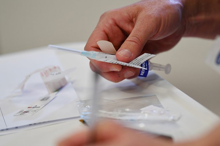 Εμβόλιο Οξφόρδης: Πιθανό, αλλά όχι βέβαιο το εμβόλιο να είναι έτοιμο ως το τέλος του έτους