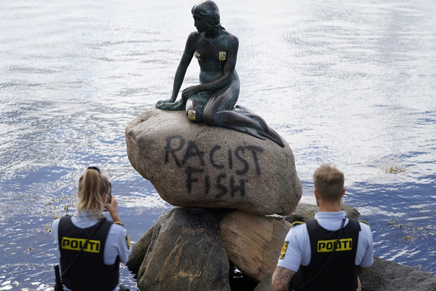 «Ρατσιστικό ψάρι» έγραψαν πάνω στο άγαλμα της Μικρής Γοργόνας στην Κοπεγχάγη (Φωτογραφίες)